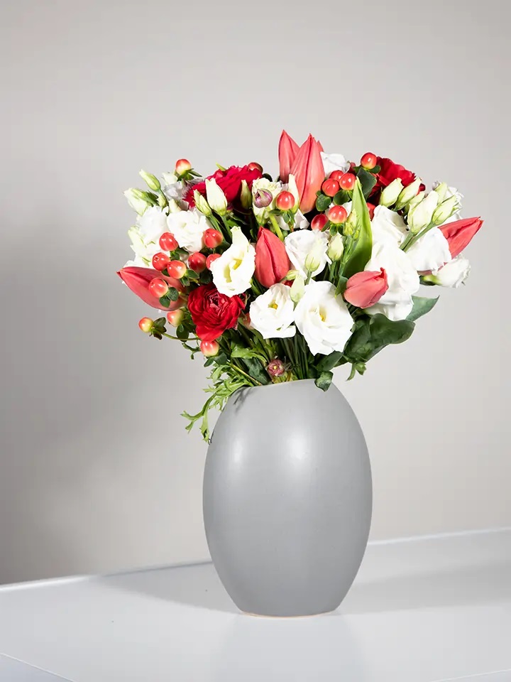 Bouquet in red and white shades