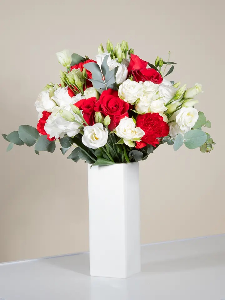 Bouquet in red and white shades