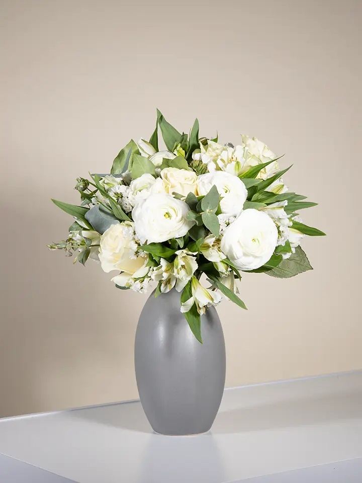 Elegant bouquet in white shades